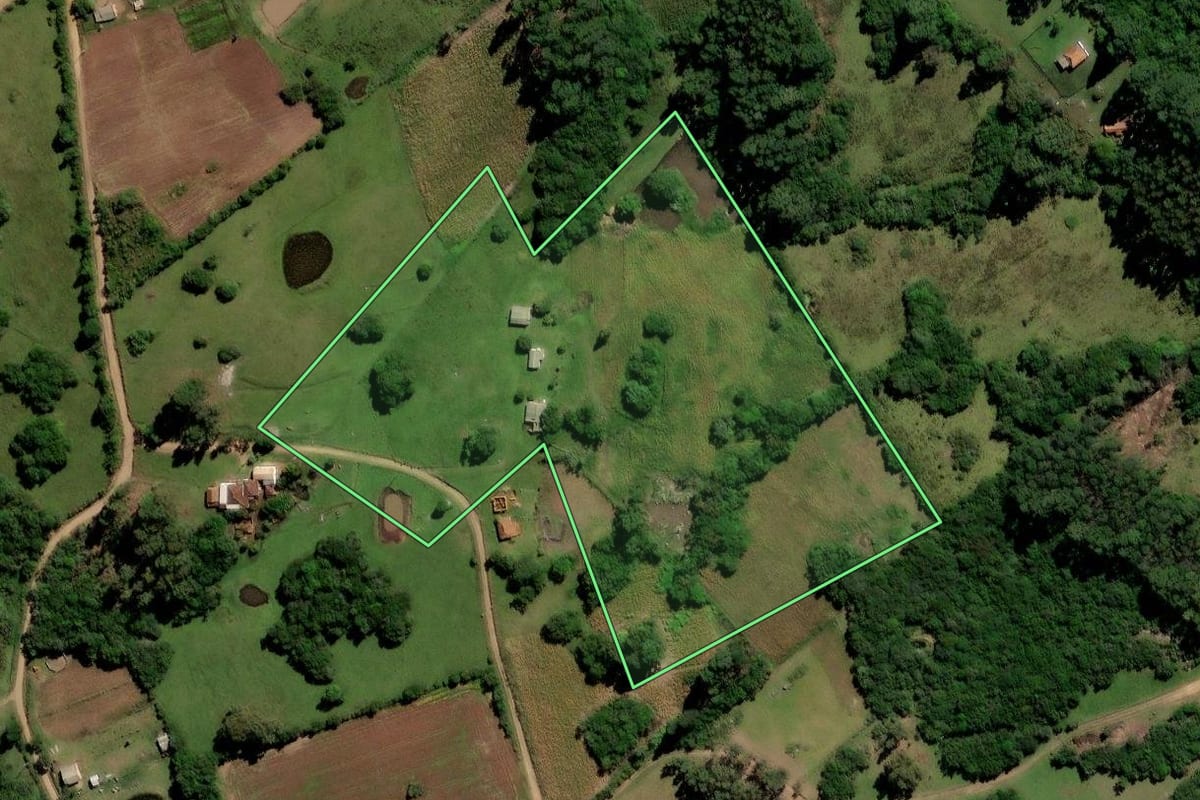Imagem de satélite do imóvel rural em Canguçu (RS), com o contorno declarado no CAR desenhado por cima.