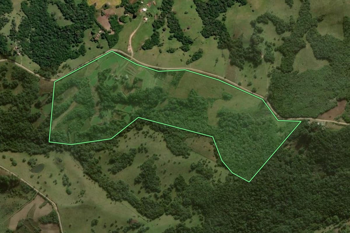 Imagem de satélite do imóvel rural em Canguçu (RS), com o contorno declarado no CAR desenhado por cima.