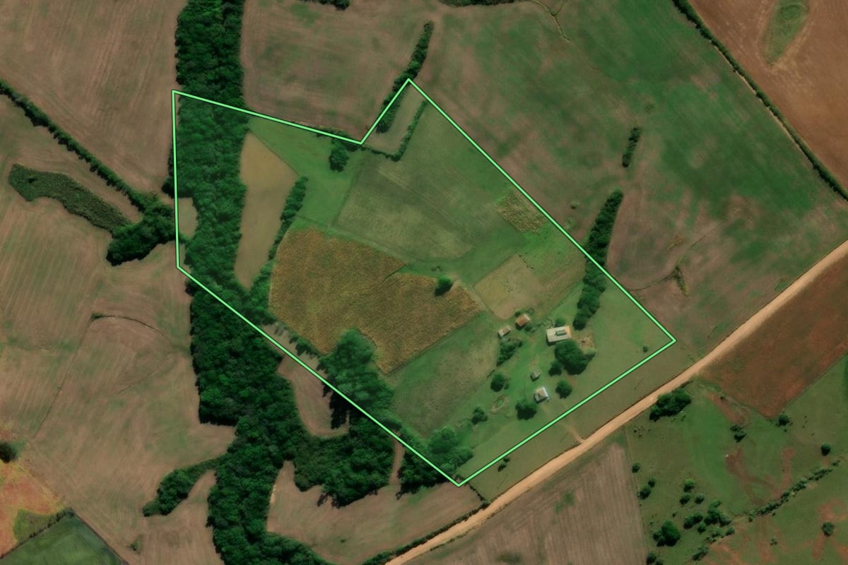 Imagem de satélite do imóvel rural em Canguçu (RS), com o contorno declarado no CAR desenhado por cima.