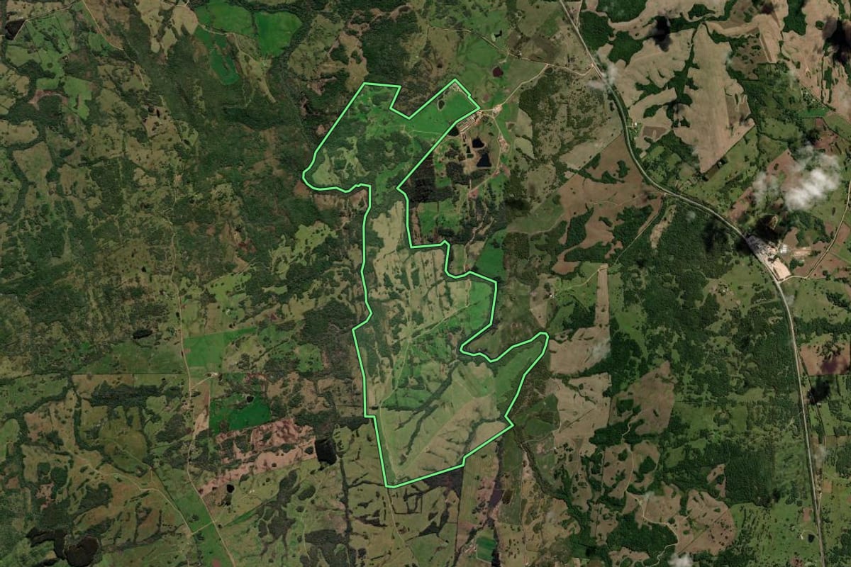 Imagem de satélite do imóvel rural em Canguçu (RS), com o contorno declarado no CAR desenhado por cima.