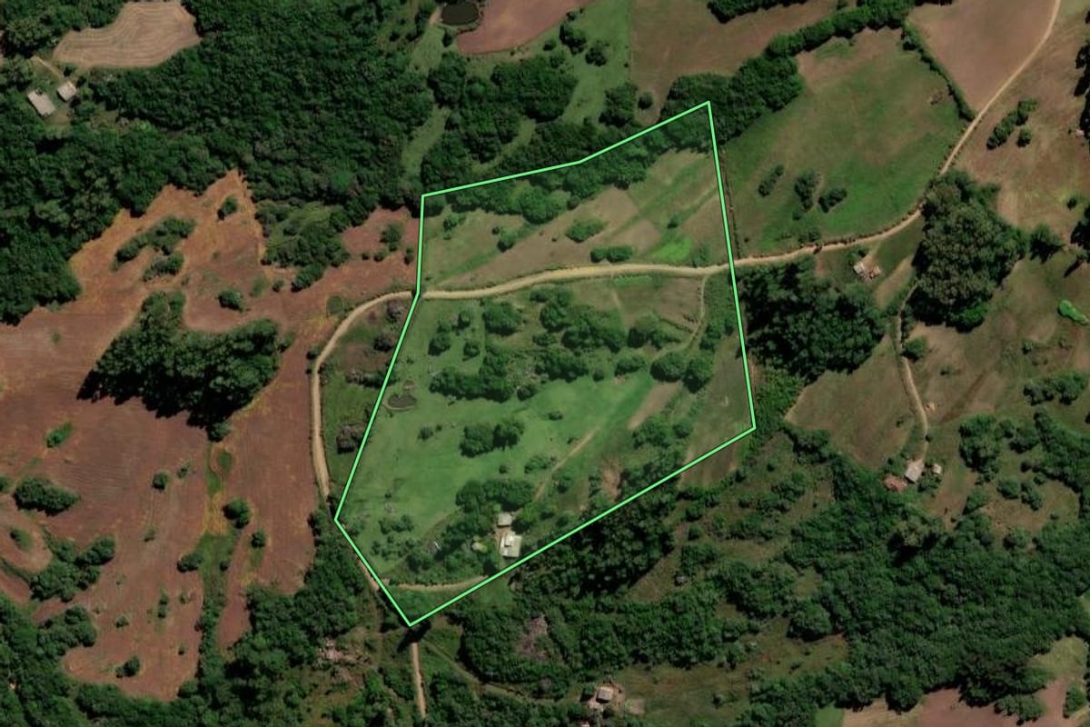Imagem de satélite do imóvel rural em Canguçu (RS), com o contorno declarado no CAR desenhado por cima.
