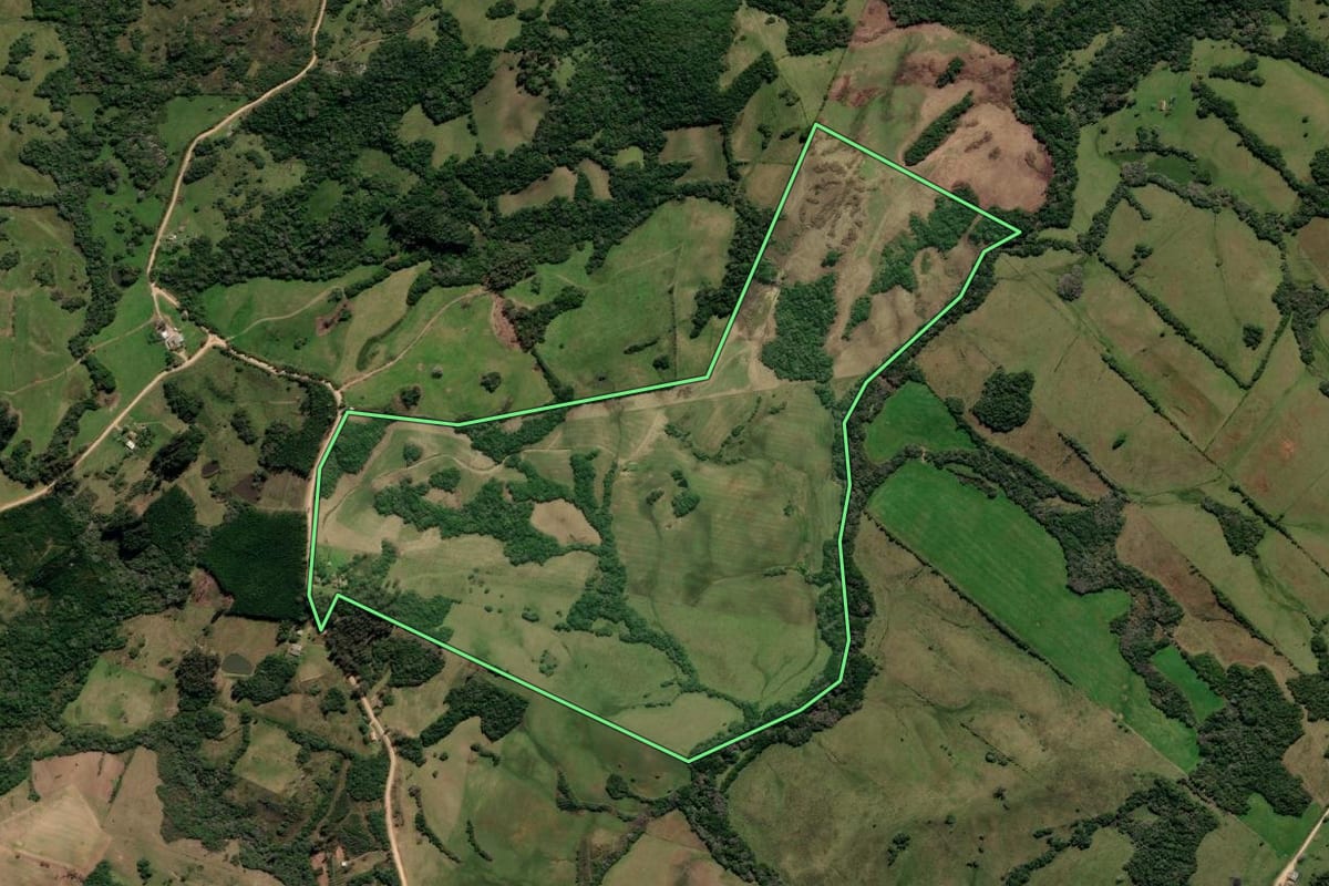 Imagem de satélite do imóvel rural em Canguçu (RS), com o contorno declarado no CAR desenhado por cima.