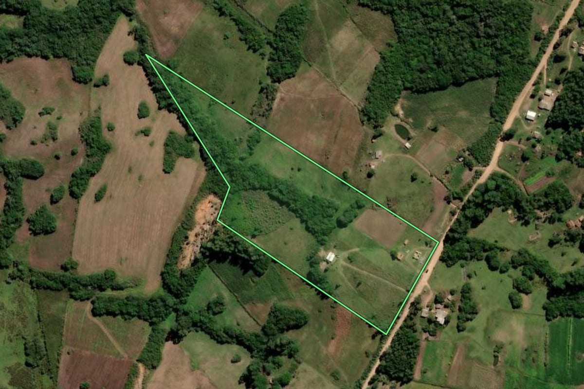Imagem de satélite do imóvel rural em Canguçu (RS), com o contorno declarado no CAR desenhado por cima.