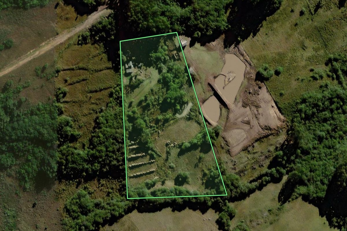 Imagem de satélite do imóvel rural em Canguçu (RS), com o contorno declarado no CAR desenhado por cima.