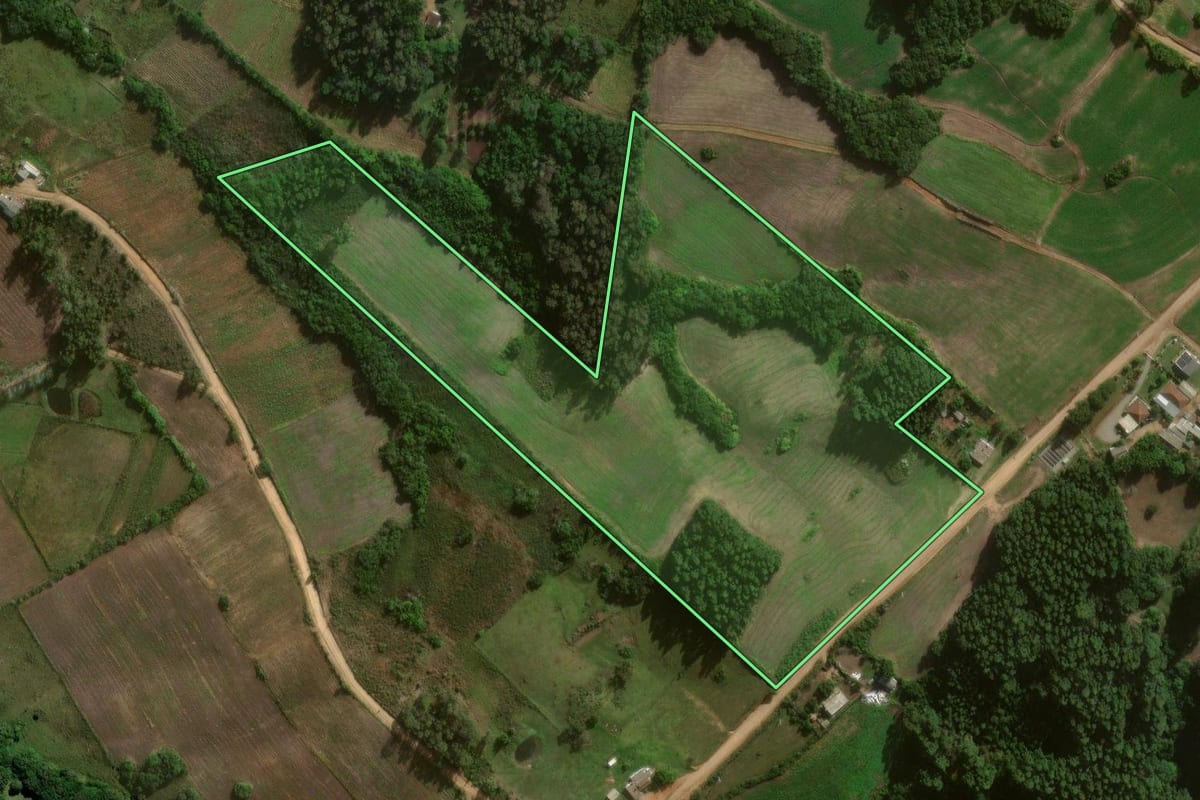 Imagem de satélite do imóvel rural em Canguçu (RS), com o contorno declarado no CAR desenhado por cima.