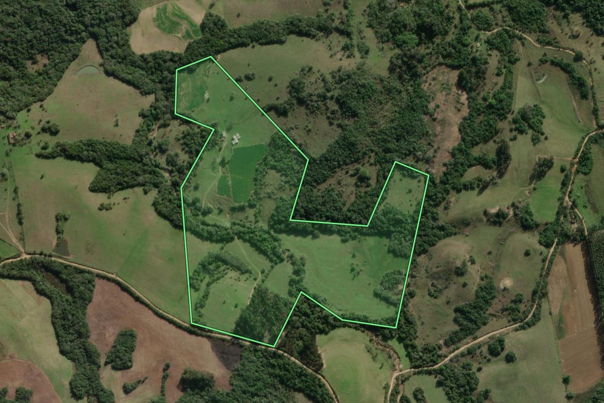 Imagem de satélite do imóvel rural em Canguçu (RS), com o contorno declarado no CAR desenhado por cima.