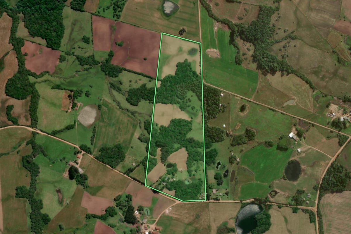 Imagem de satélite do imóvel rural em Canguçu (RS), com o contorno declarado no CAR desenhado por cima.