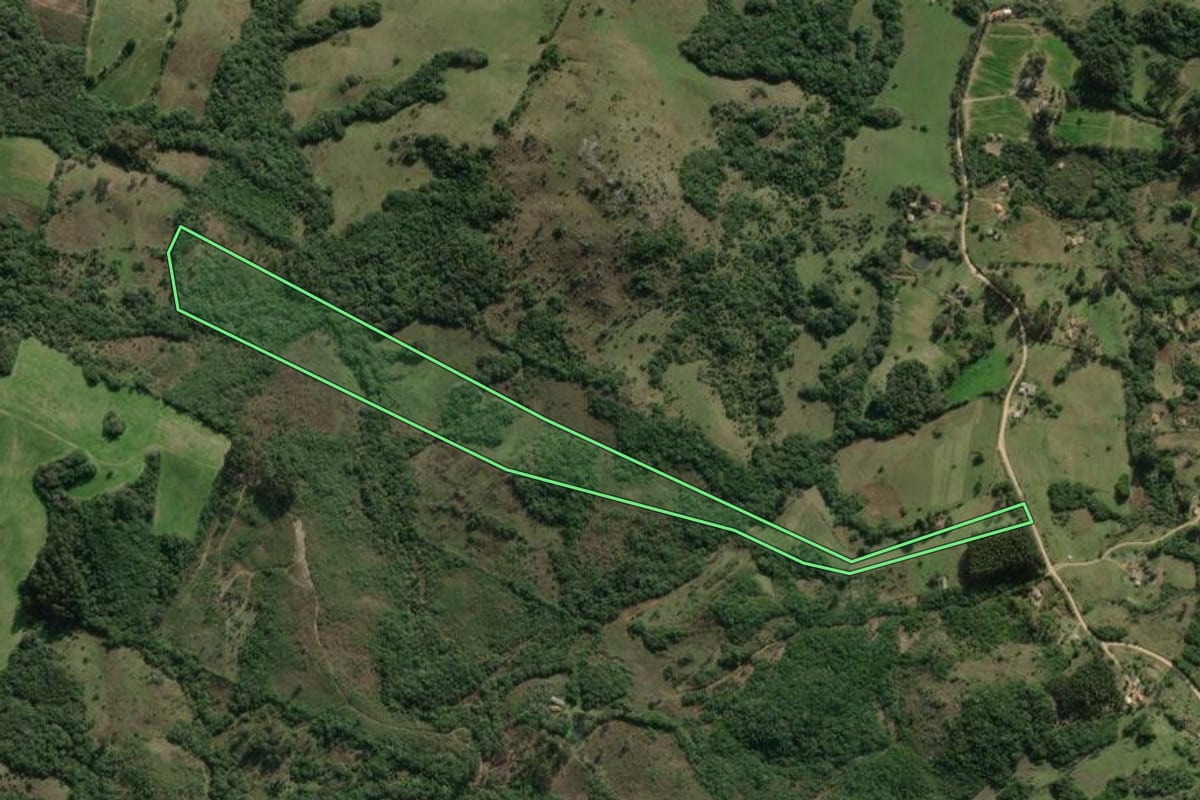 Imagem de satélite do imóvel rural em Canguçu (RS), com o contorno declarado no CAR desenhado por cima.