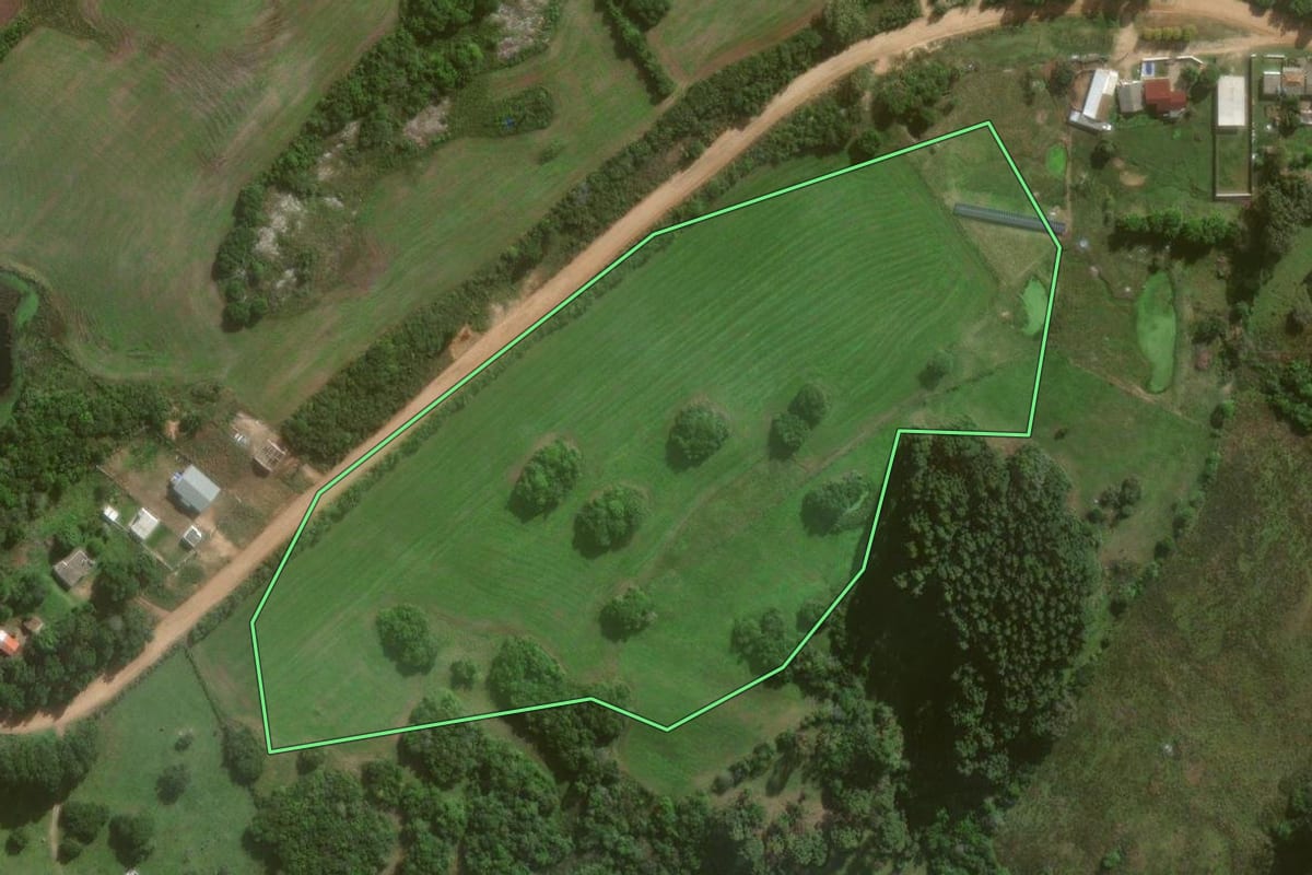 Imagem de satélite do imóvel rural em Canguçu (RS), com o contorno declarado no CAR desenhado por cima.