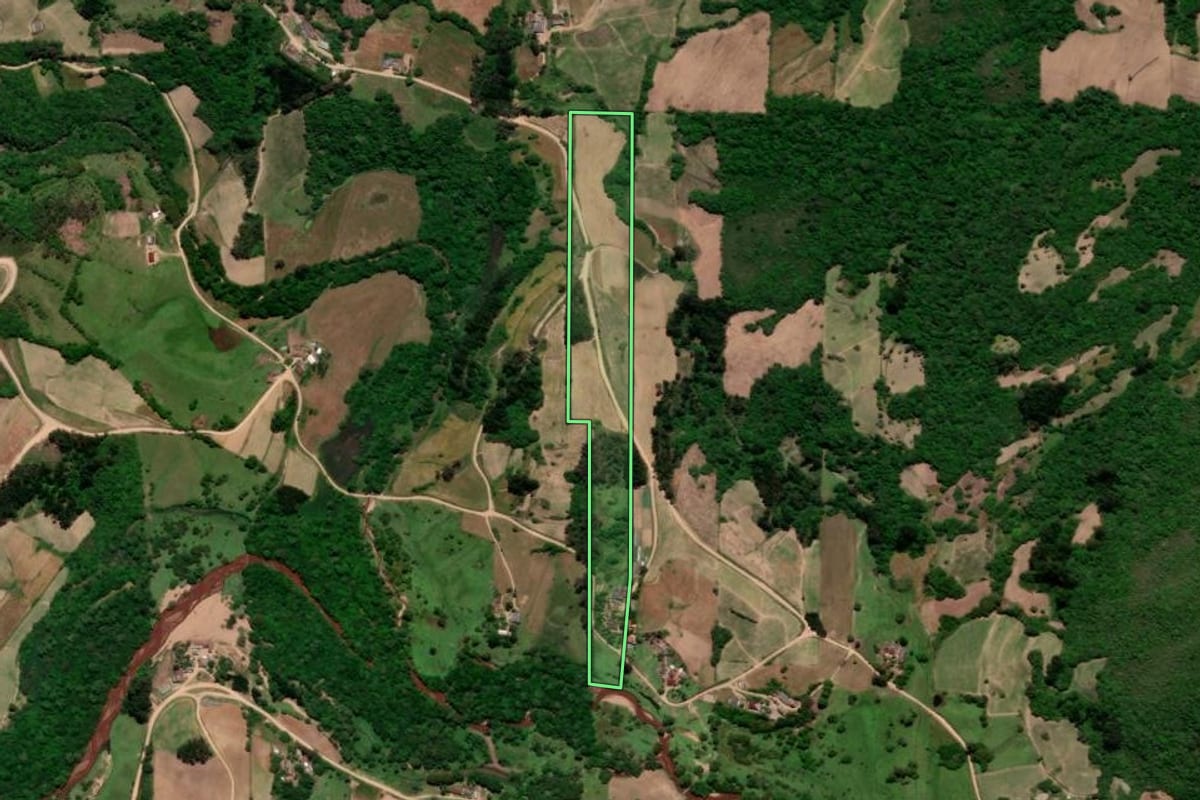 Imagem de satélite do imóvel rural em Canguçu (RS), com o contorno declarado no CAR desenhado por cima.