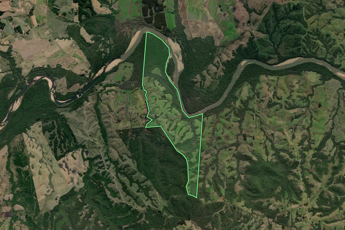 Imagem de satélite do imóvel rural em Canguçu (RS), com o contorno declarado no CAR desenhado por cima.