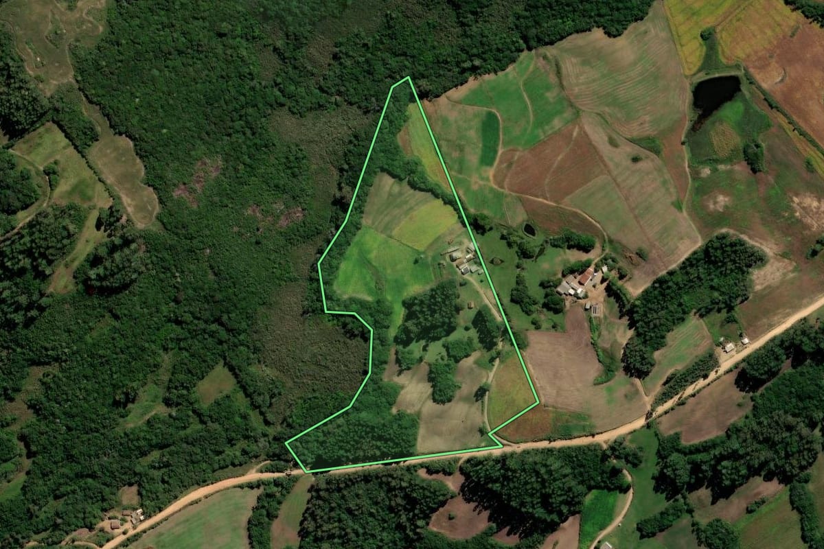 Imagem de satélite do imóvel rural em Canguçu (RS), com o contorno declarado no CAR desenhado por cima.