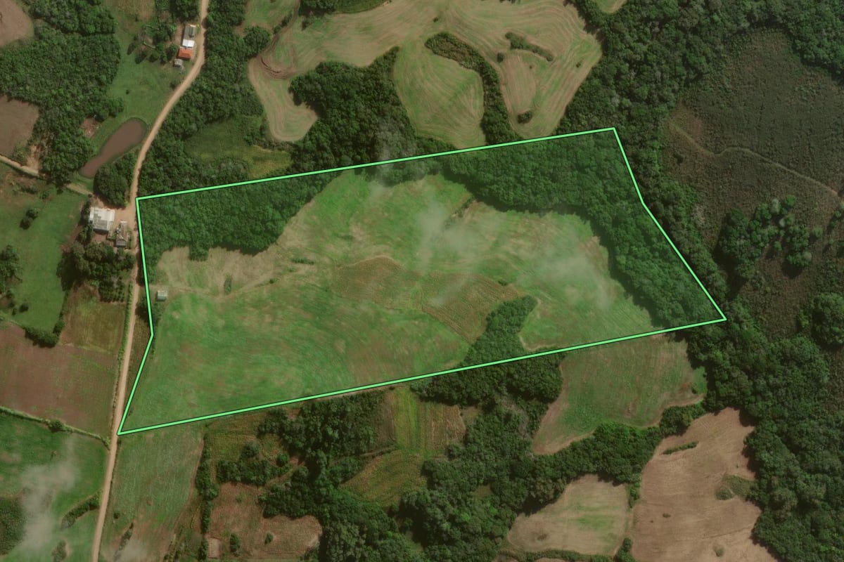 Imagem de satélite do imóvel rural em Canguçu (RS), com o contorno declarado no CAR desenhado por cima.