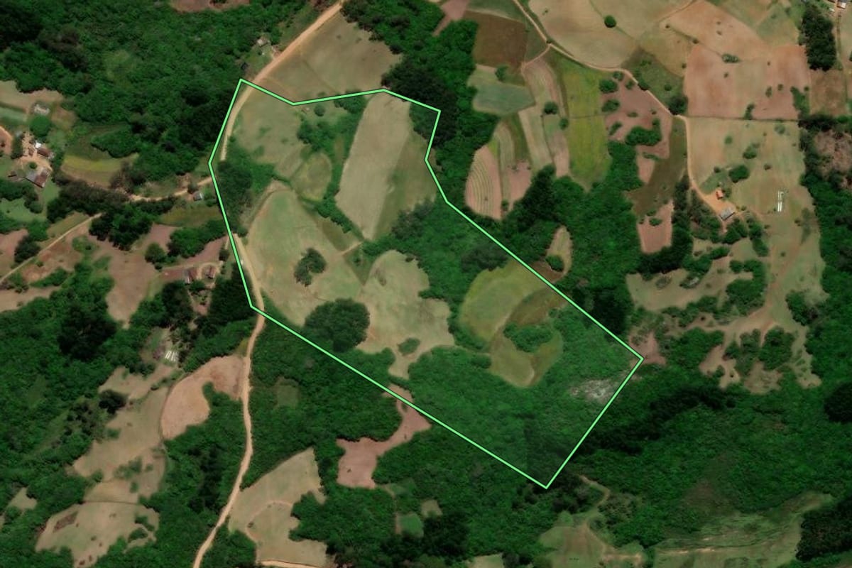 Imagem de satélite do imóvel rural em Canguçu (RS), com o contorno declarado no CAR desenhado por cima.