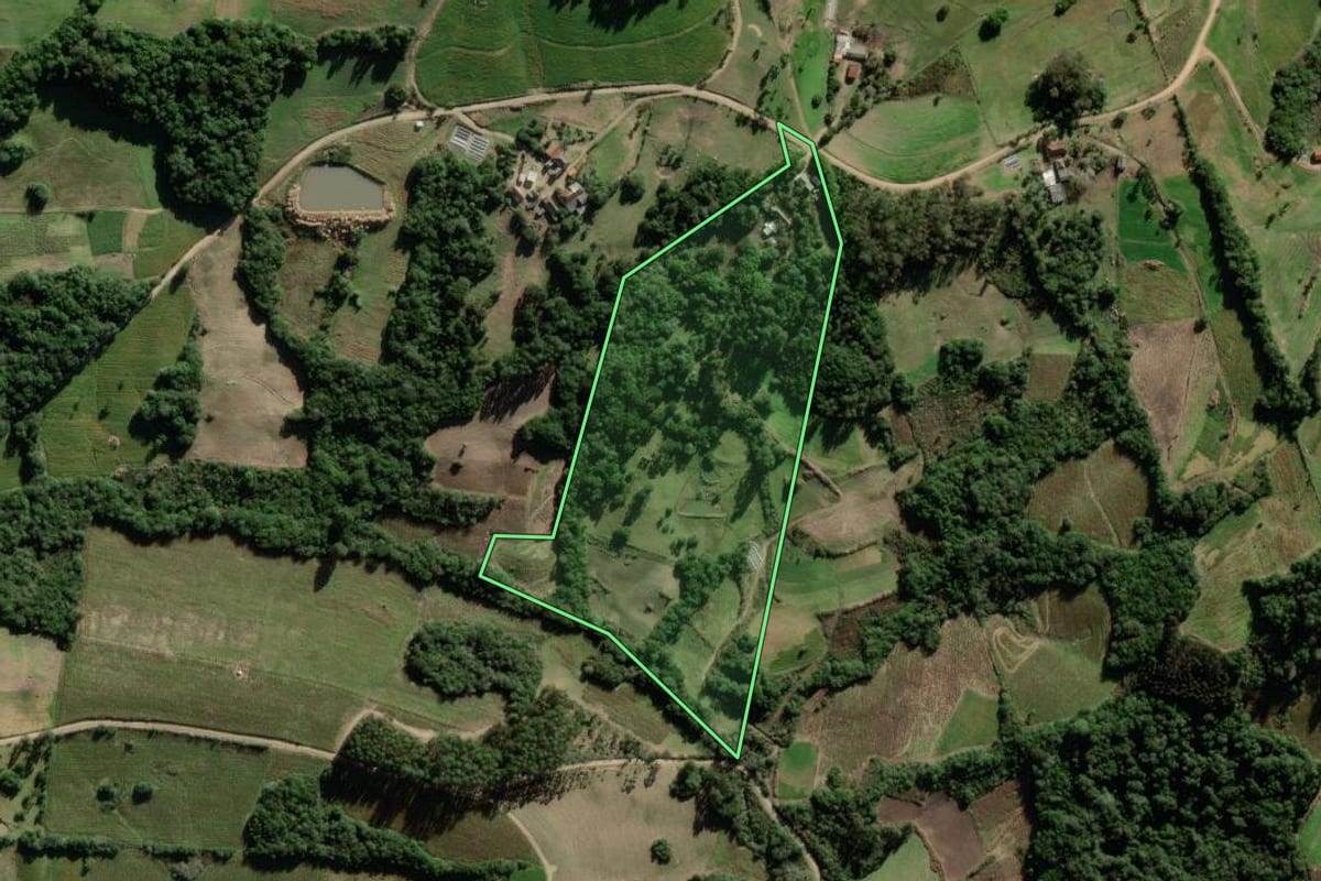 Imagem de satélite do imóvel rural em Canguçu (RS), com o contorno declarado no CAR desenhado por cima.