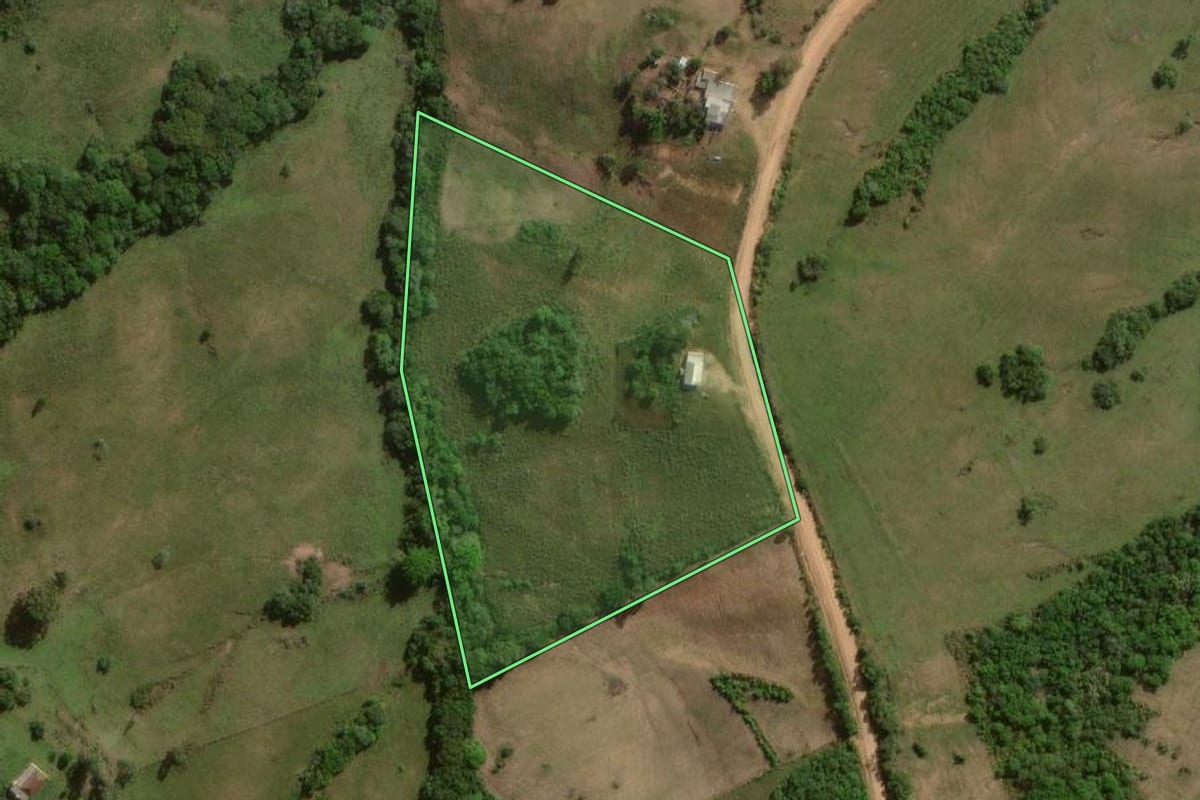 Imagem de satélite do imóvel rural em Canguçu (RS), com o contorno declarado no CAR desenhado por cima.