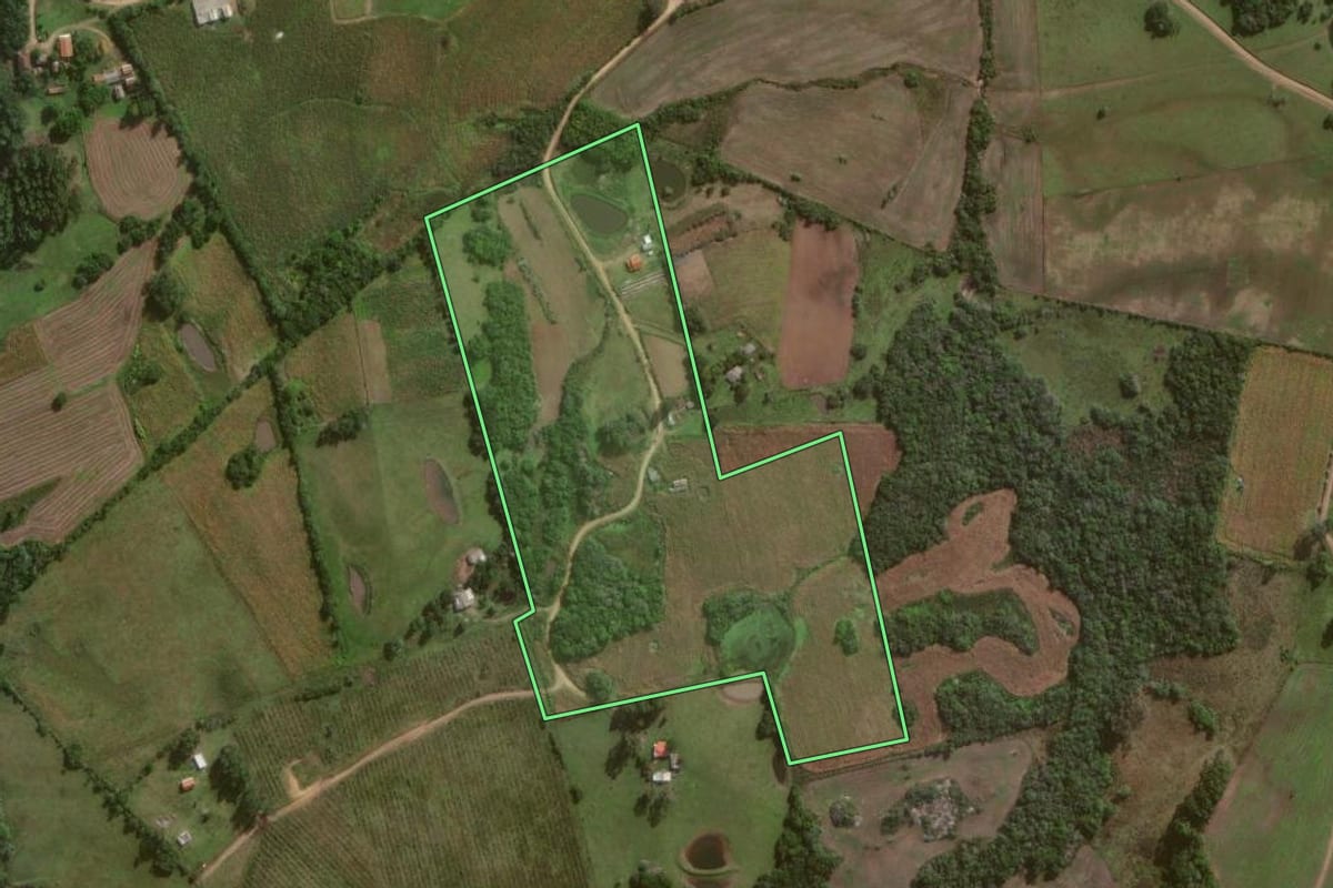 Imagem de satélite do imóvel rural em Canguçu (RS), com o contorno declarado no CAR desenhado por cima.