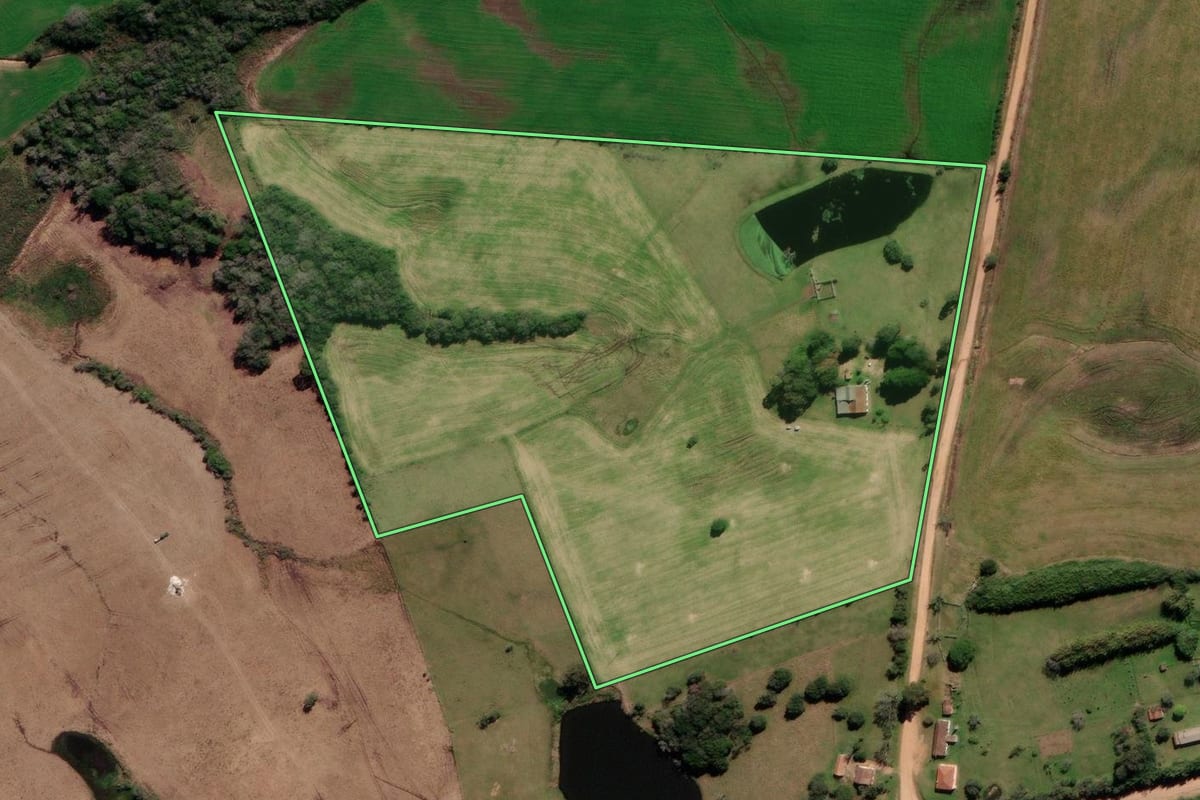 Imagem de satélite do imóvel rural em Canguçu (RS), com o contorno declarado no CAR desenhado por cima.