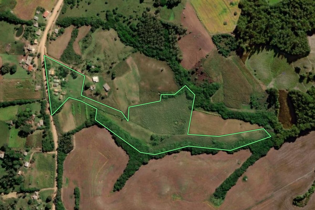 Imagem de satélite do imóvel rural em Canguçu (RS), com o contorno declarado no CAR desenhado por cima.