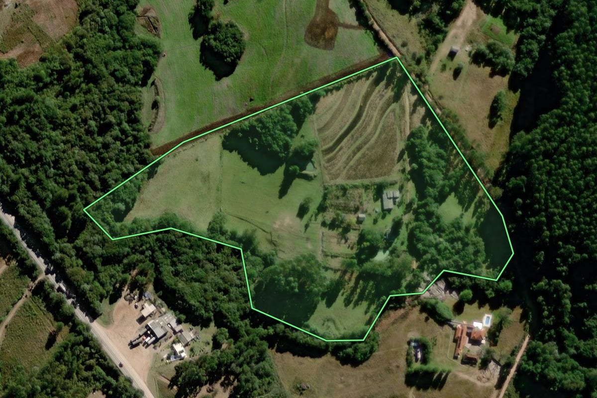 Imagem de satélite do imóvel rural em Canguçu (RS), com o contorno declarado no CAR desenhado por cima.