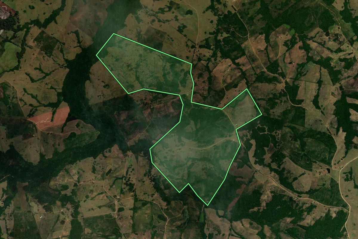 Imagem de satélite do imóvel rural em Canguçu (RS), com o contorno declarado no CAR desenhado por cima.