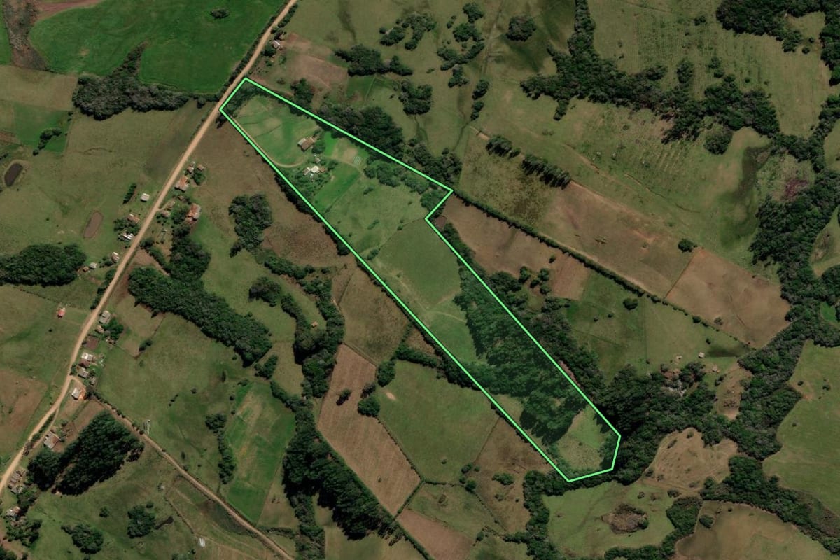 Imagem de satélite do imóvel rural em Canguçu (RS), com o contorno declarado no CAR desenhado por cima.