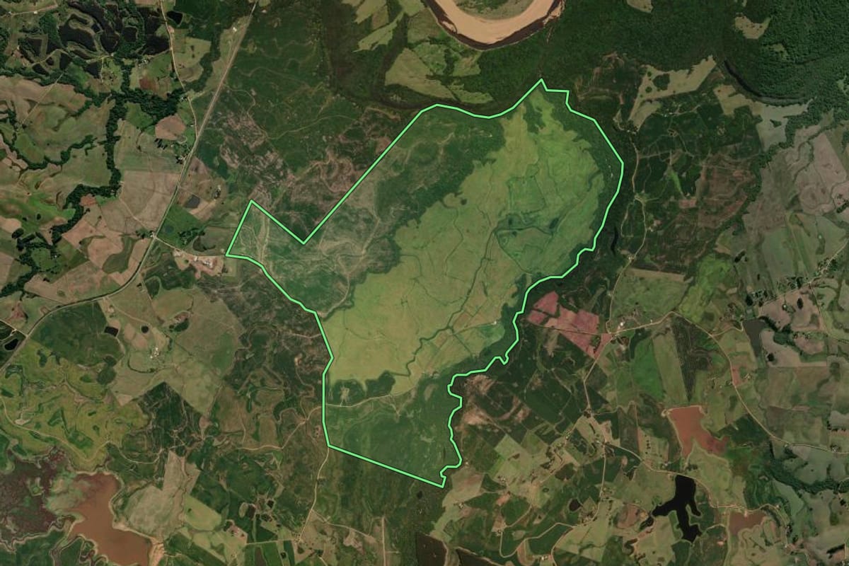 Imagem de satélite do imóvel rural em Canguçu (RS), com o contorno declarado no CAR desenhado por cima.