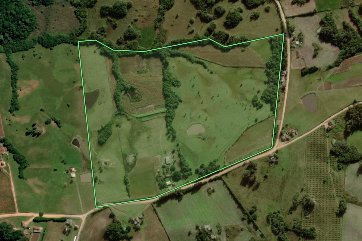 Imagem de satélite do imóvel rural em Canguçu (RS), com o contorno declarado no CAR desenhado por cima.