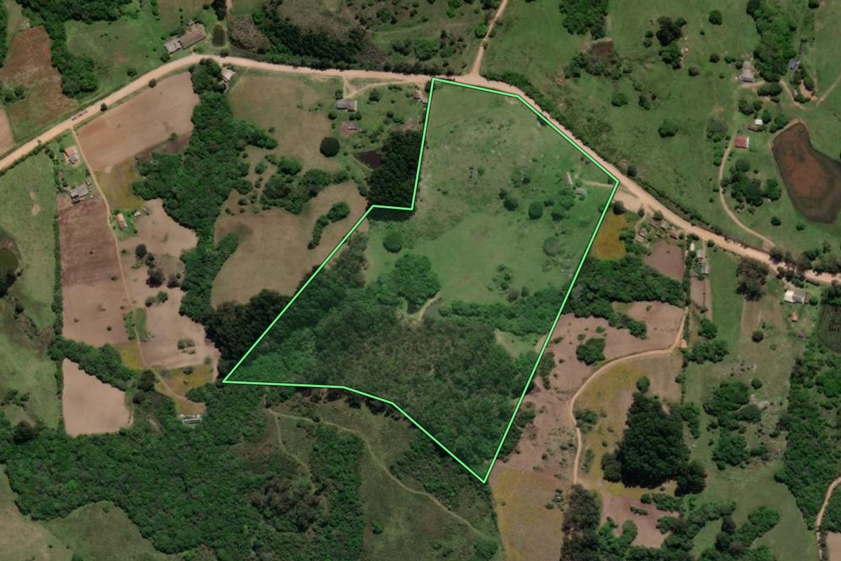Imagem de satélite do imóvel rural em Canguçu (RS), com o contorno declarado no CAR desenhado por cima.