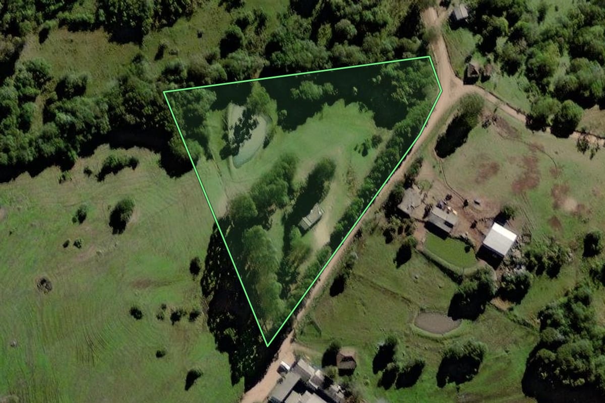 Imagem de satélite do imóvel rural em Canguçu (RS), com o contorno declarado no CAR desenhado por cima.