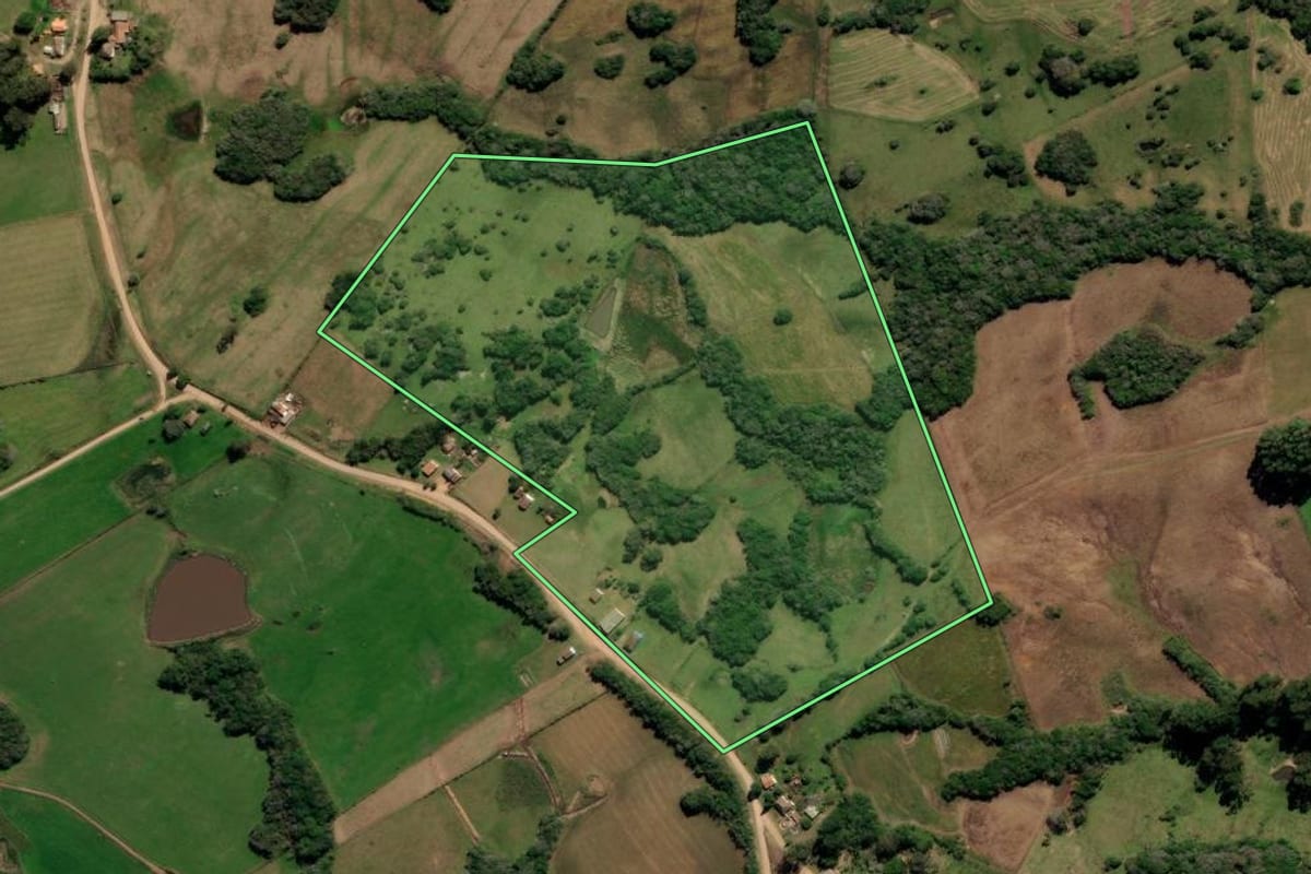 Imagem de satélite do imóvel rural em Canguçu (RS), com o contorno declarado no CAR desenhado por cima.