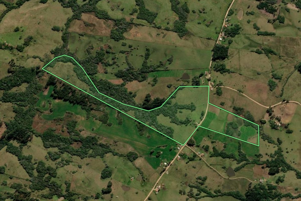 Imagem de satélite do imóvel rural em Canguçu (RS), com o contorno declarado no CAR desenhado por cima.
