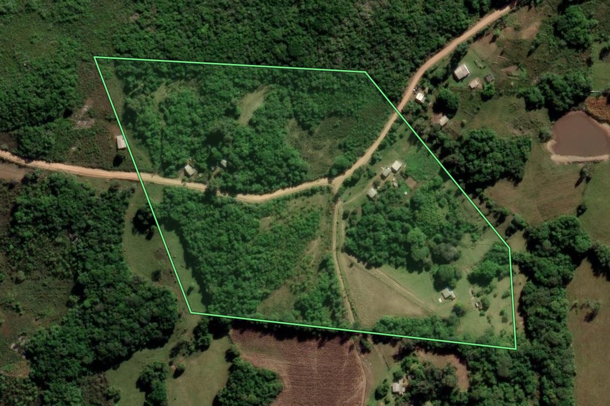 Imagem de satélite do imóvel rural em Canguçu (RS), com o contorno declarado no CAR desenhado por cima.