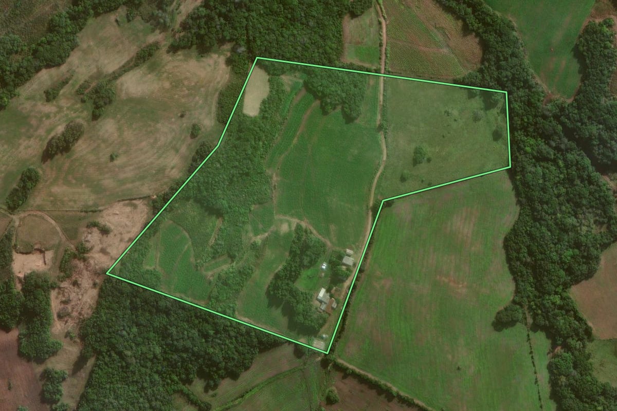 Imagem de satélite do imóvel rural em Canguçu (RS), com o contorno declarado no CAR desenhado por cima.