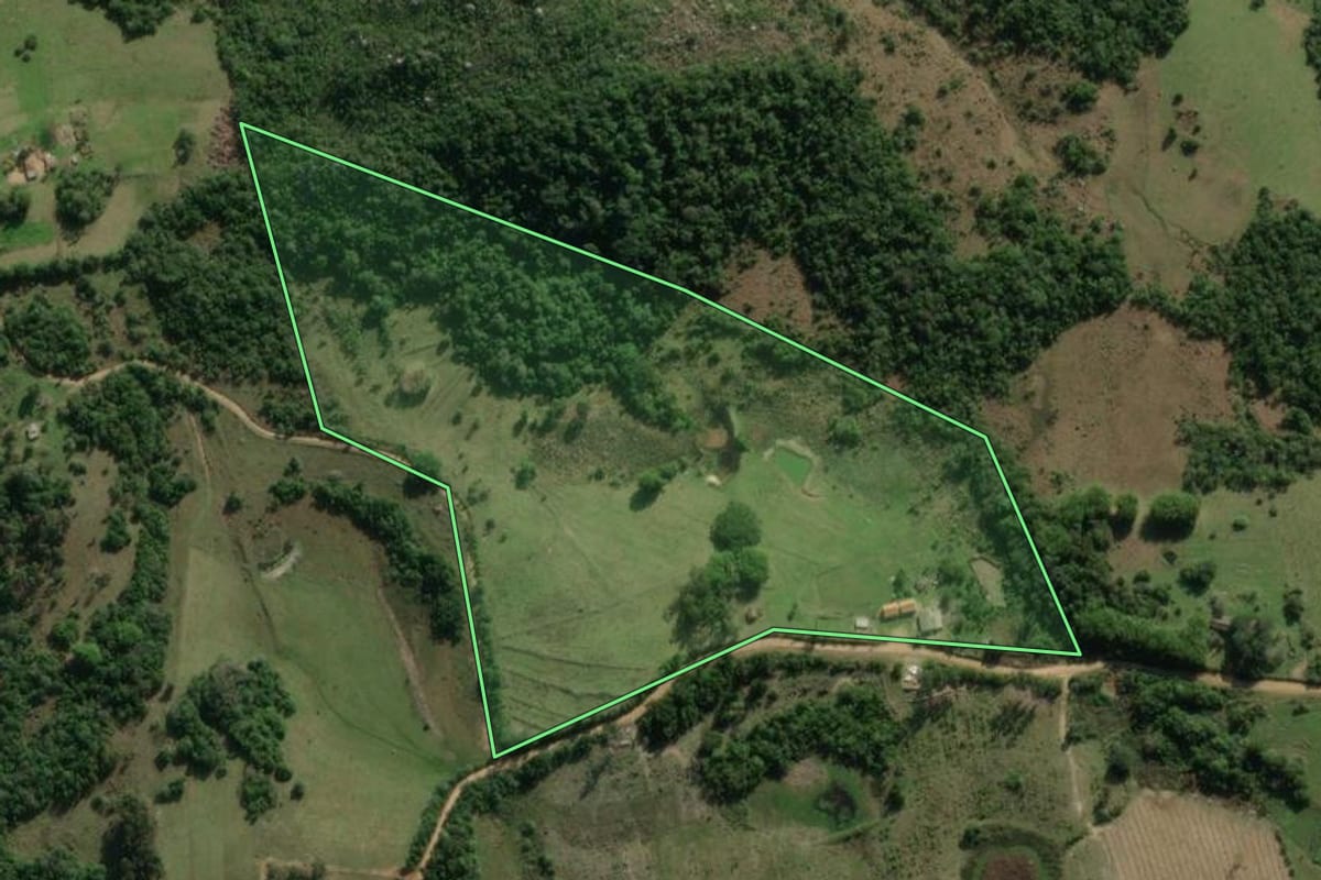 Imagem de satélite do imóvel rural em Canguçu (RS), com o contorno declarado no CAR desenhado por cima.