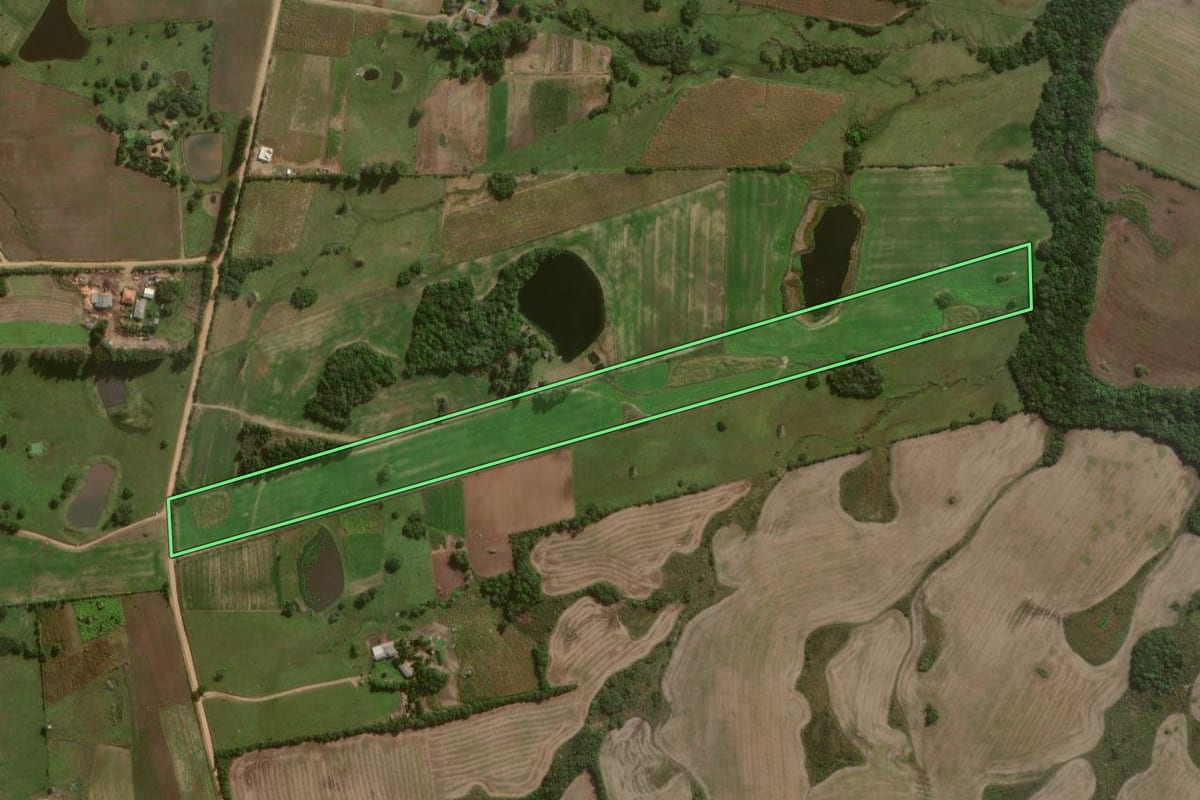 Imagem de satélite do imóvel rural em Canguçu (RS), com o contorno declarado no CAR desenhado por cima.