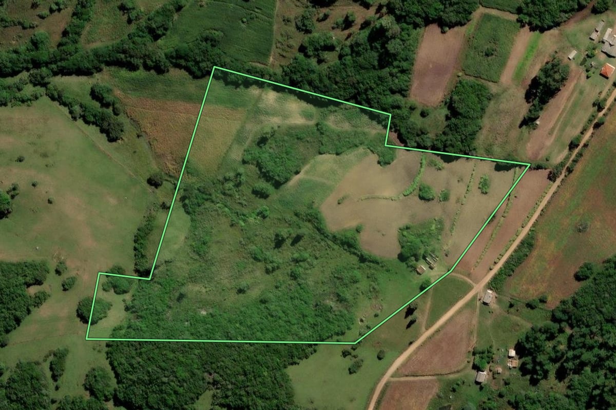 Imagem de satélite do imóvel rural em Canguçu (RS), com o contorno declarado no CAR desenhado por cima.
