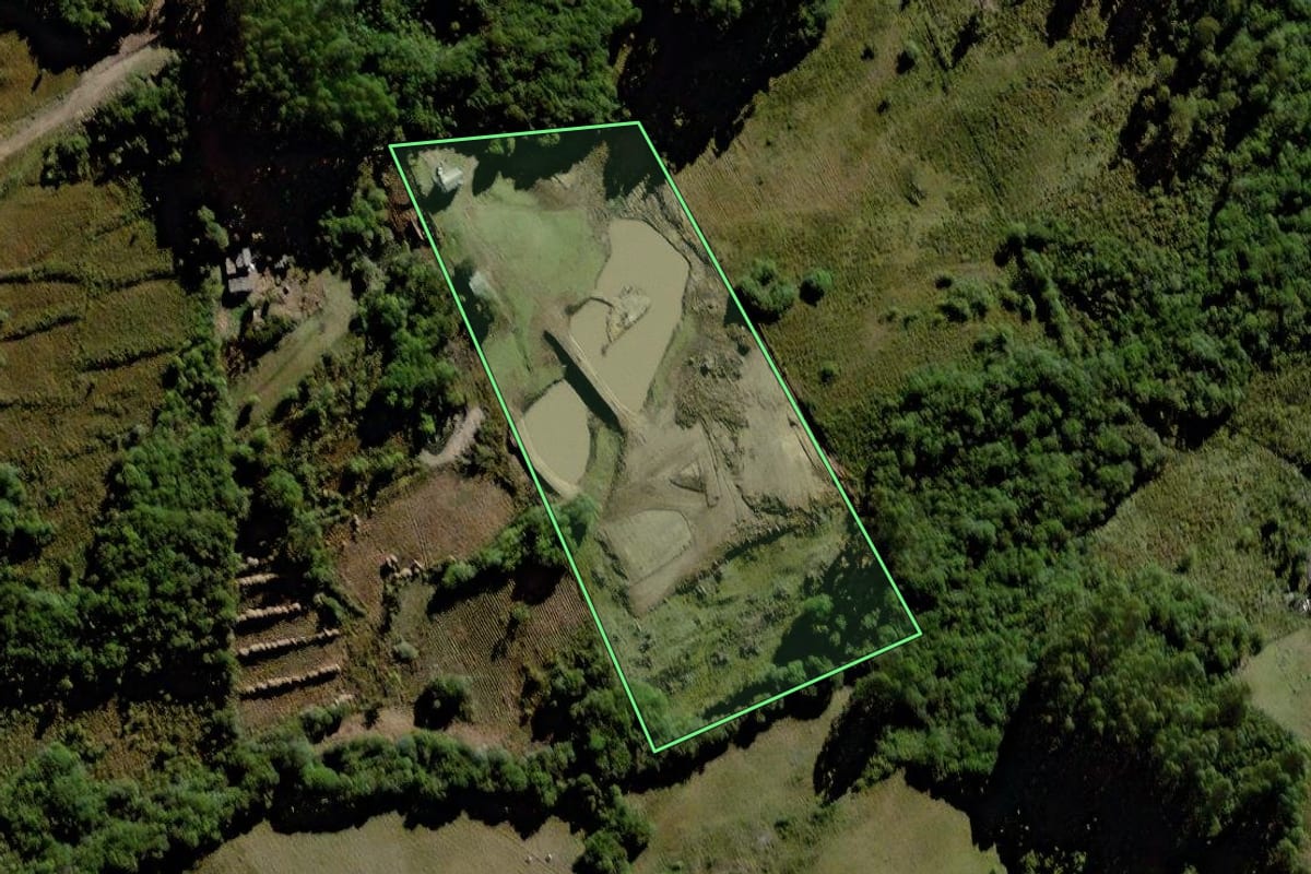 Imagem de satélite do imóvel rural em Canguçu (RS), com o contorno declarado no CAR desenhado por cima.