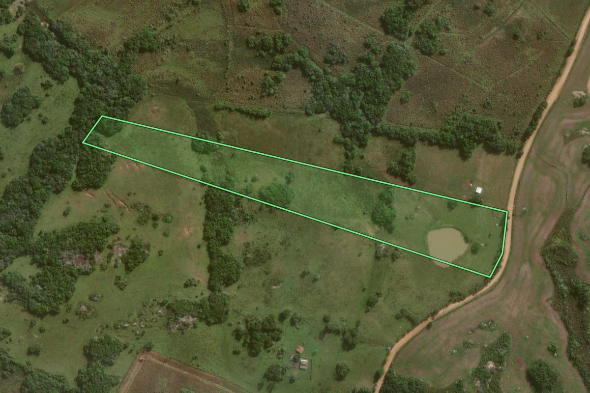 Imagem de satélite do imóvel rural em Canguçu (RS), com o contorno declarado no CAR desenhado por cima.