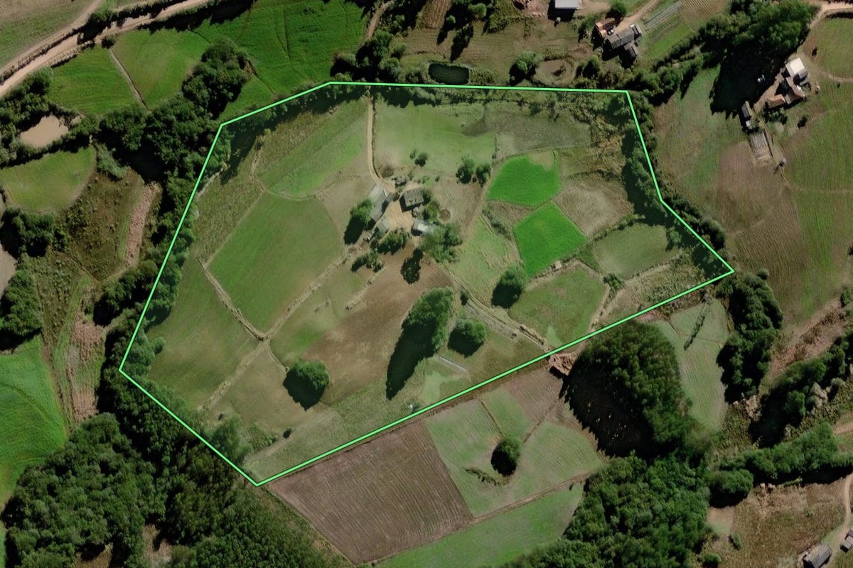 Imagem de satélite do imóvel rural em Canguçu (RS), com o contorno declarado no CAR desenhado por cima.