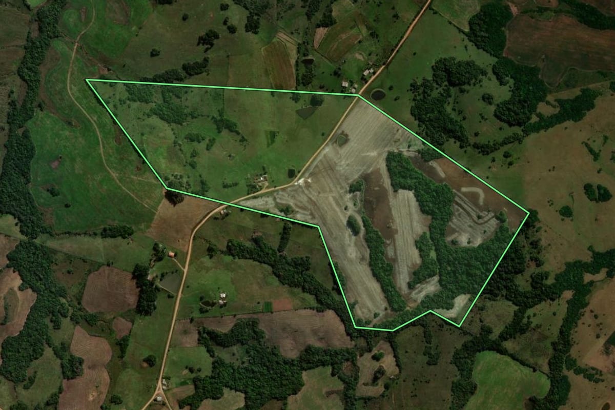 Imagem de satélite do imóvel rural em Canguçu (RS), com o contorno declarado no CAR desenhado por cima.