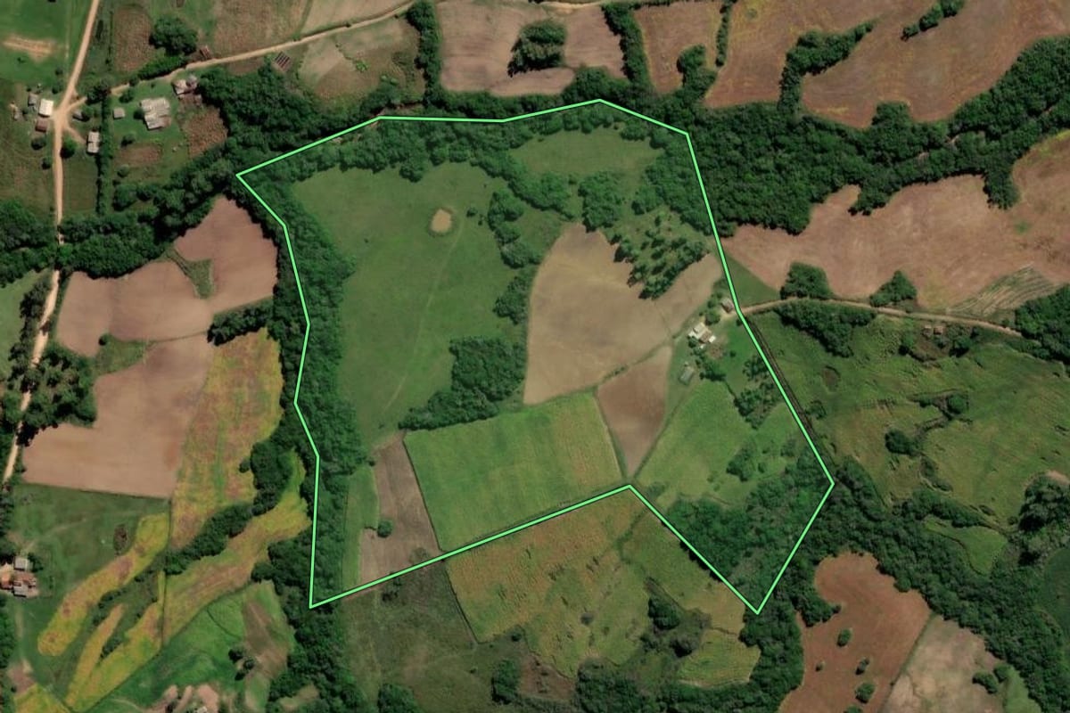 Imagem de satélite do imóvel rural em Canguçu (RS), com o contorno declarado no CAR desenhado por cima.