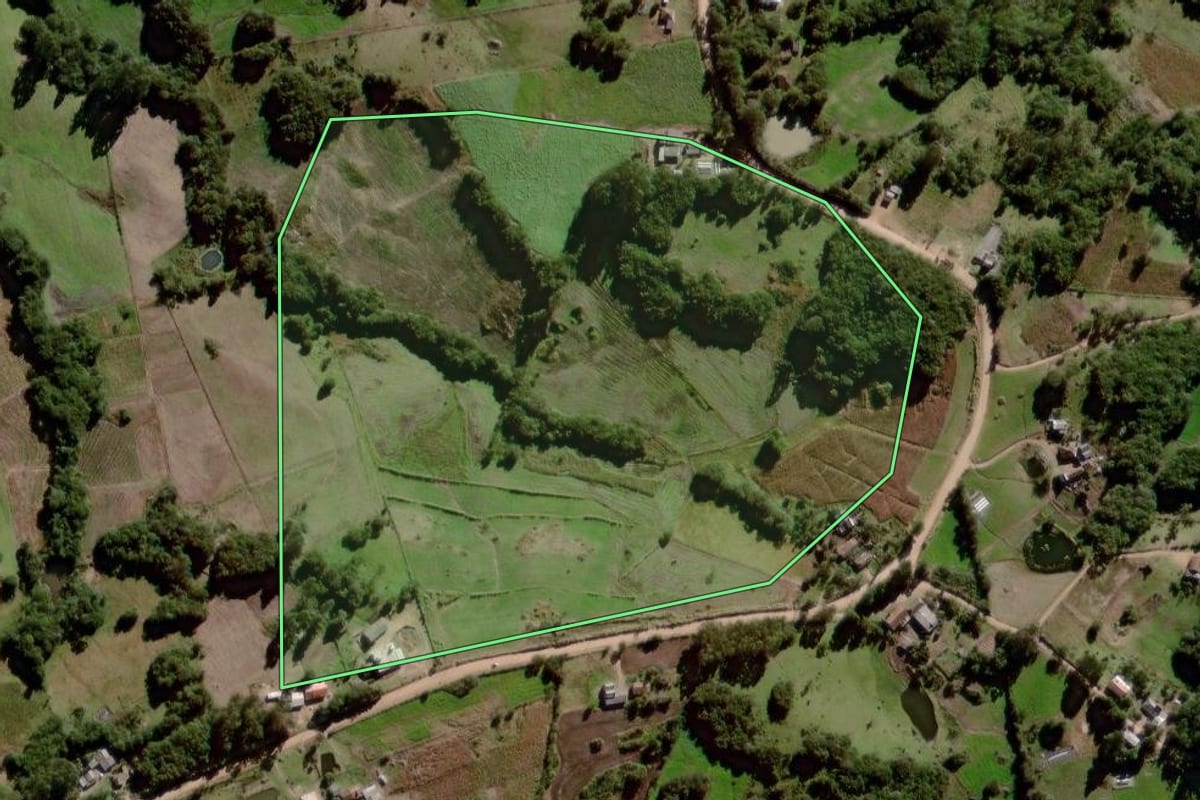 Imagem de satélite do imóvel rural em Canguçu (RS), com o contorno declarado no CAR desenhado por cima.