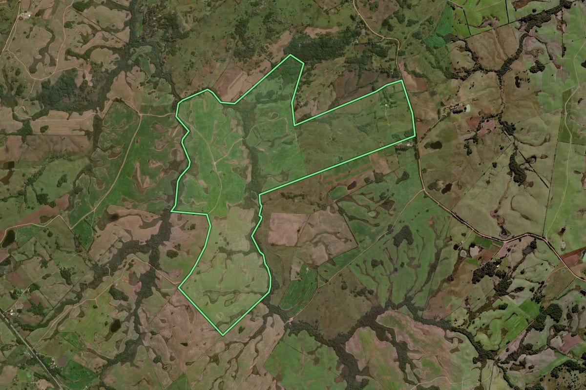 Imagem de satélite do imóvel rural em Canguçu (RS), com o contorno declarado no CAR desenhado por cima.