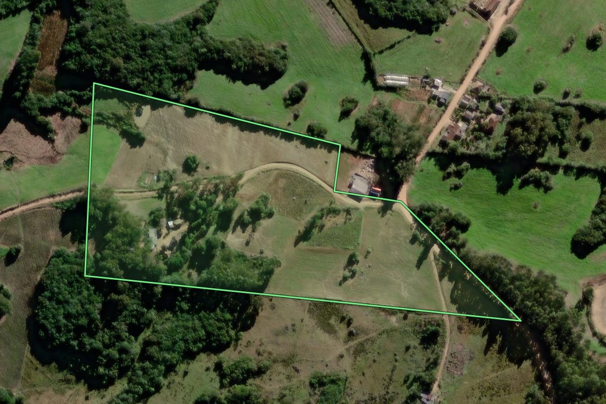 Imagem de satélite do imóvel rural em Canguçu (RS), com o contorno declarado no CAR desenhado por cima.
