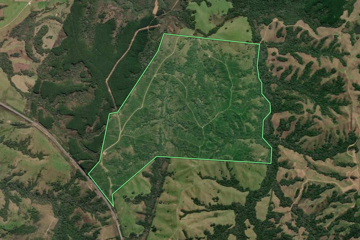 Imagem de satélite do imóvel rural em Canguçu (RS), com o contorno declarado no CAR desenhado por cima.