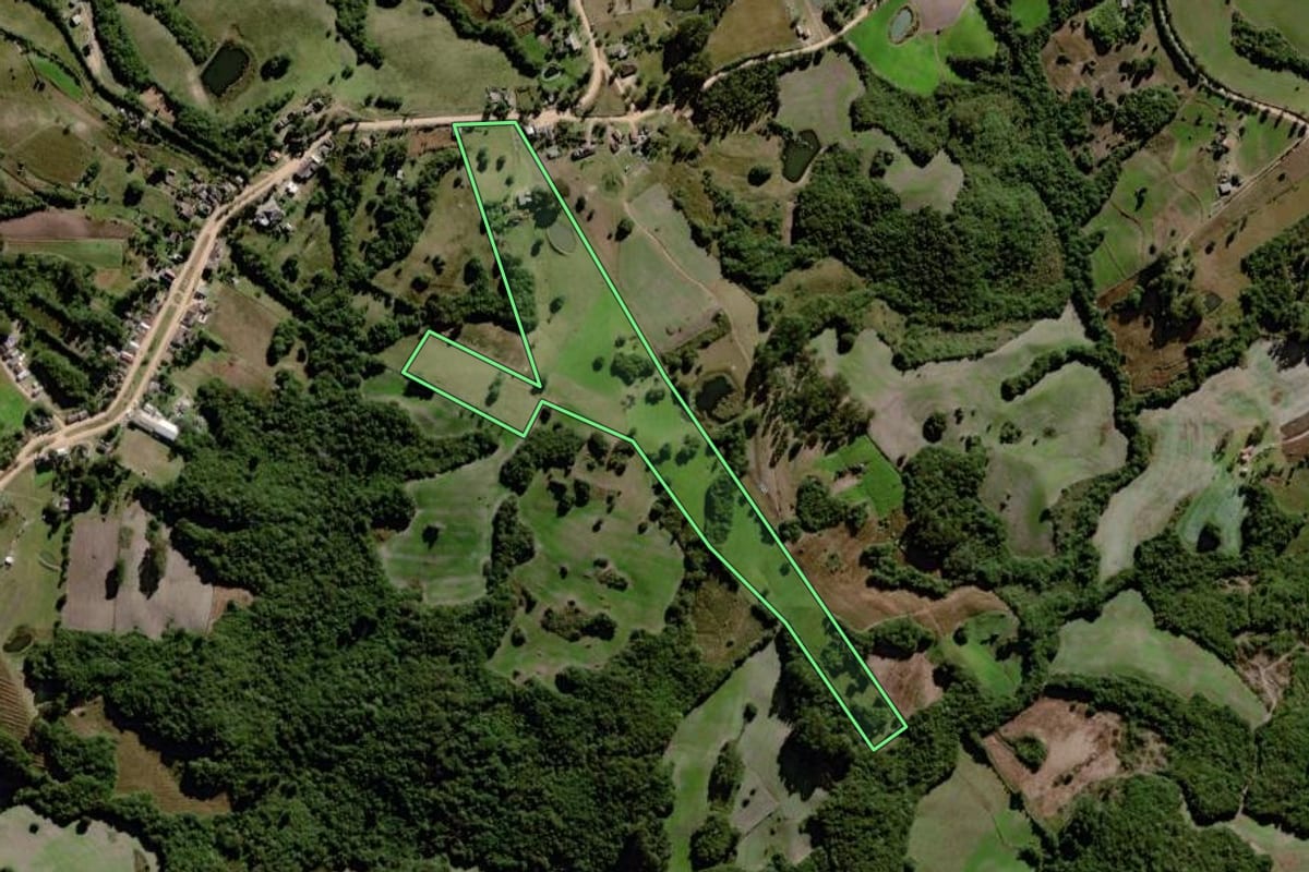 Imagem de satélite do imóvel rural em Canguçu (RS), com o contorno declarado no CAR desenhado por cima.