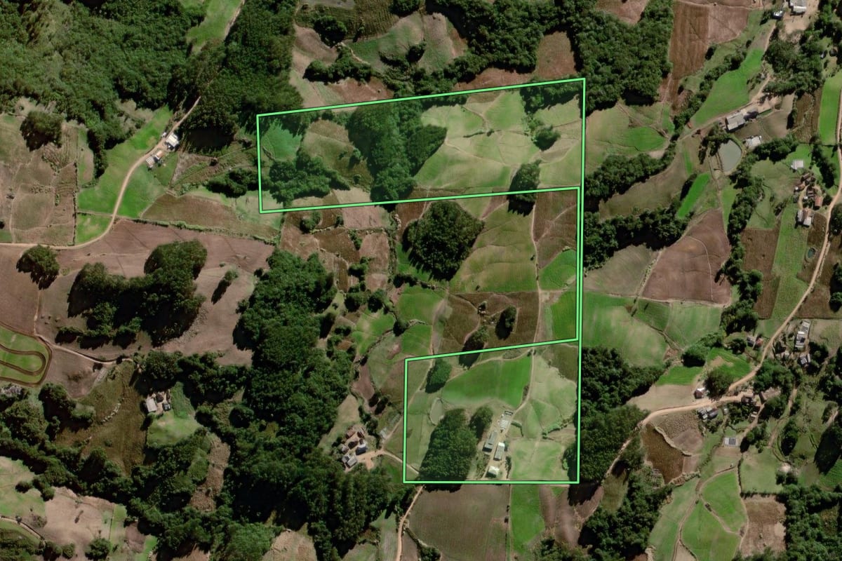 Imagem de satélite do imóvel rural em Canguçu (RS), com o contorno declarado no CAR desenhado por cima.