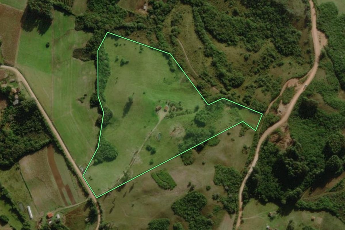 Imagem de satélite do imóvel rural em Canguçu (RS), com o contorno declarado no CAR desenhado por cima.