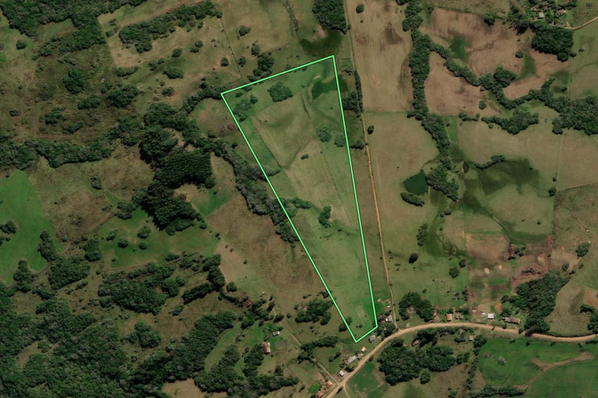 Imagem de satélite do imóvel rural em Canguçu (RS), com o contorno declarado no CAR desenhado por cima.